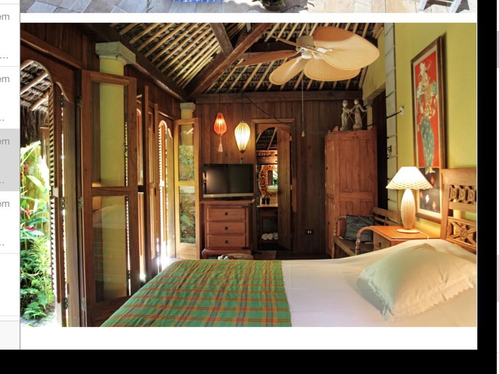Habitación con cama grande y vistas al jardín